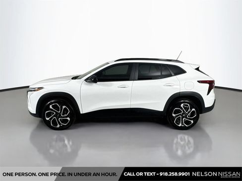 Used 2025 Chevrolet Trax RS w/ Sunroof Package FWD image 8