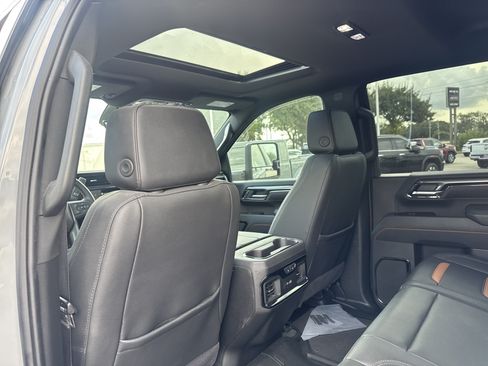 Used 2025 GMC Sierra 2500 AT4 w/ AT4 Premium Plus Package AWD/4WD image 9