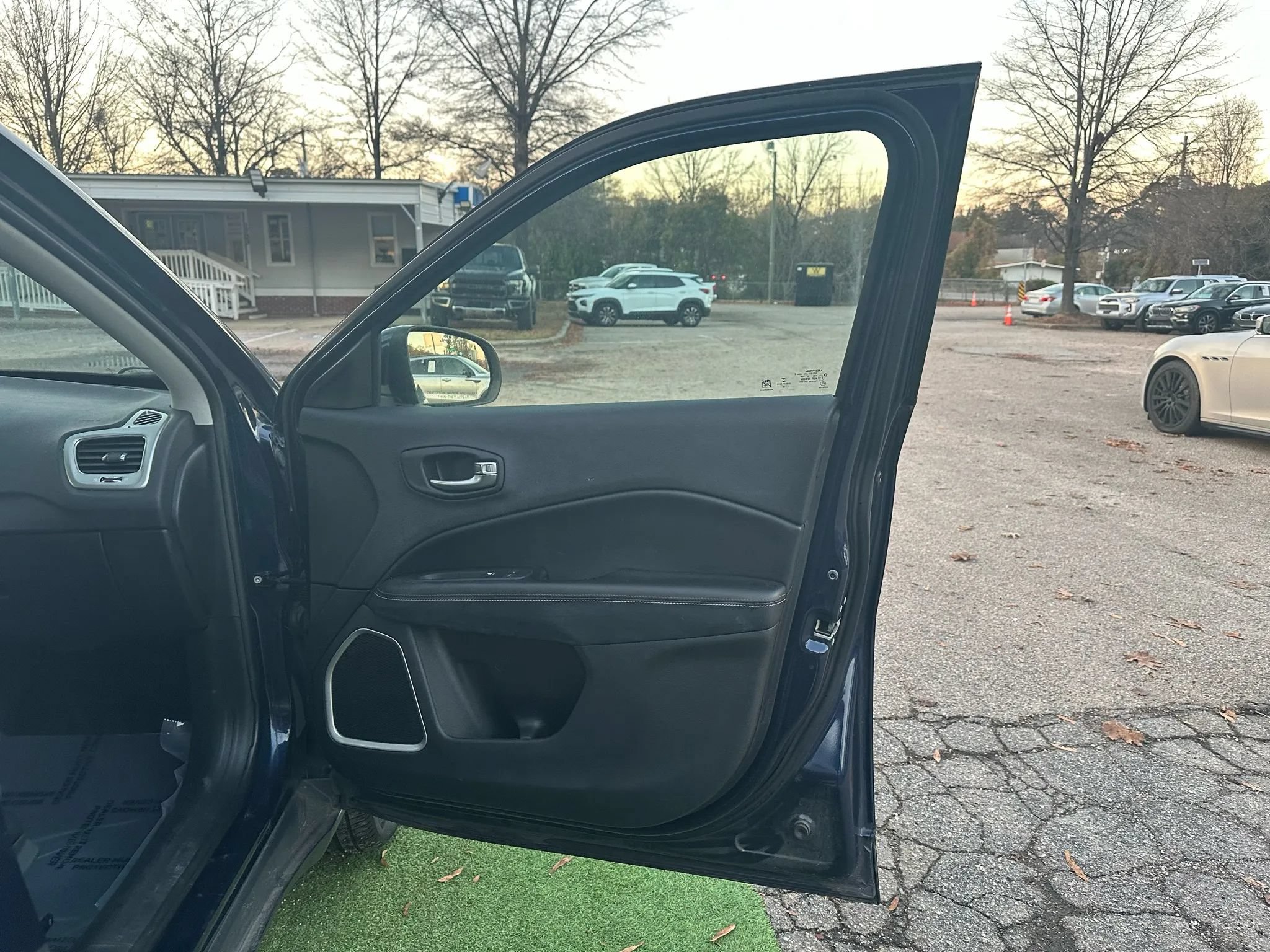 Used 2018 Jeep Compass Latitude w/ Cold Weather Group AWD/4WD image 18