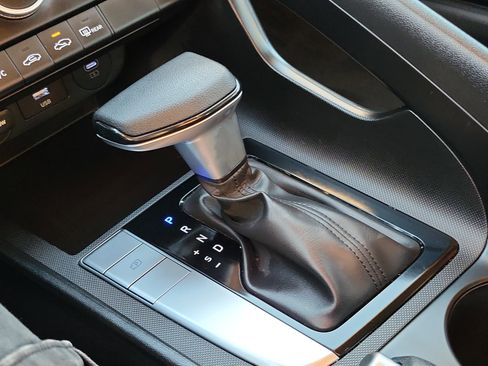 Certified 2025 Hyundai Elantra SE image 12