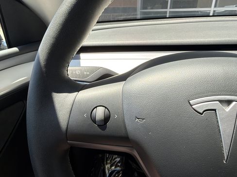 Used 2024 Tesla Model Y 2WD image 33