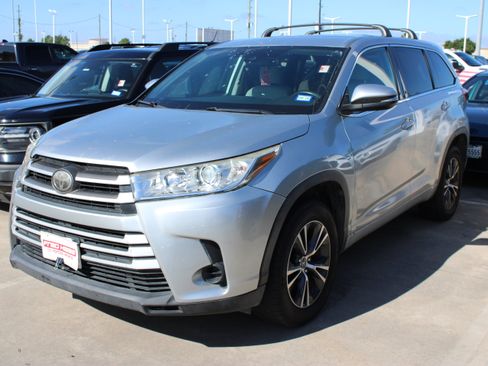 Used 2018 Toyota Highlander LE FWD image 5