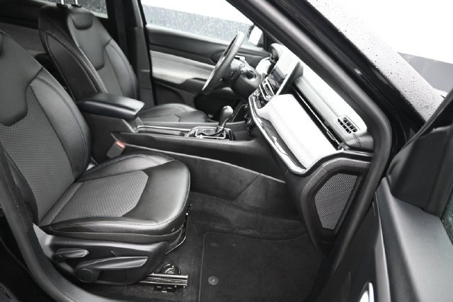 Used 2025 Jeep Compass Latitude AWD/4WD image 8
