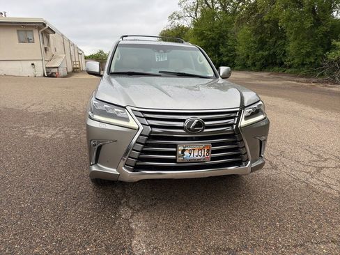 Used 2021 Lexus LX 570 4WD w/ Luxury Package image 11