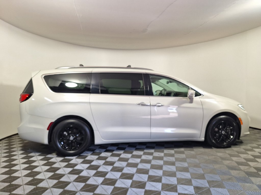 Used 2021 Chrysler Pacifica Touring-L FWD image 4