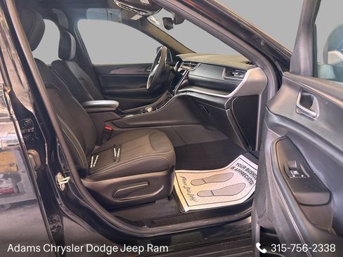 Used 2024 Jeep Grand Cherokee Laredo X AWD/4WD image 11