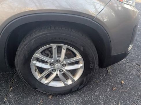 Used 2015 Kia Sorento LX image 11