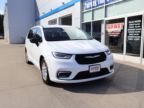 Used 2024 Chrysler Pacifica Touring-L FWD image 2