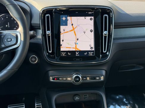 Used 2022 Volvo XC40 T4 R-Design w/ Advanced Package image 15