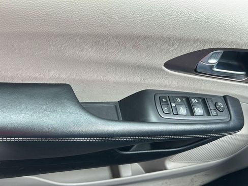 Used 2022 Chrysler Voyager LX FWD image 10