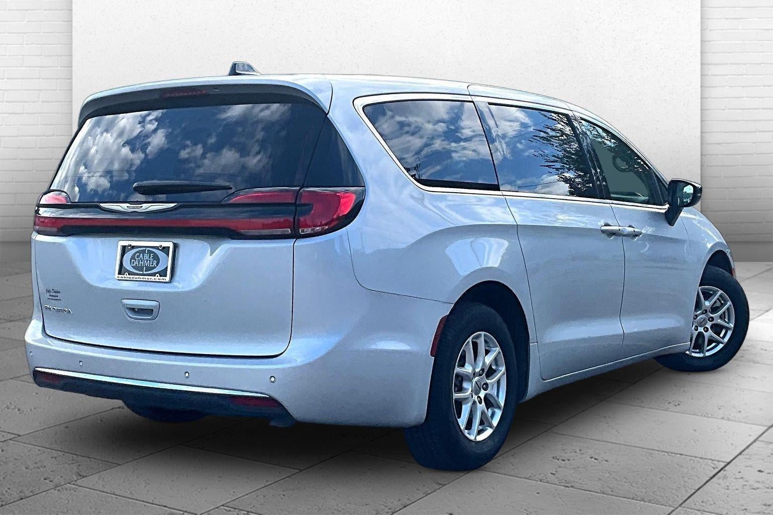 Used 2024 Chrysler Pacifica Touring-L FWD image 11