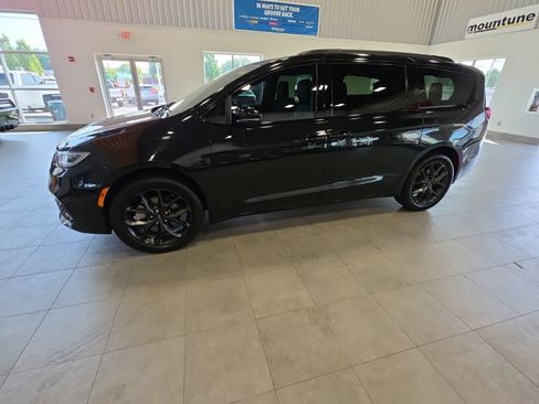 Used 2021 Chrysler Pacifica Limited AWD/4WD image 14
