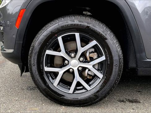 Certified 2023 Jeep Grand Cherokee L Limited w/ Luxury Tech Group II AWD/4WD image 9