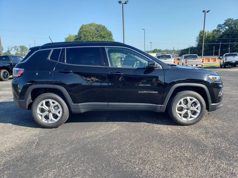Used 2025 Jeep Compass Latitude w/ Sun & Sound Group AWD/4WD image 5