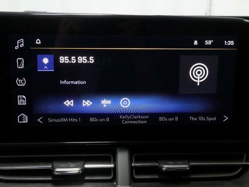 Used 2025 Chevrolet Trax LT w/ LT Convenience Package FWD image 3