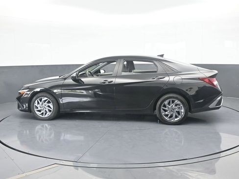 Used 2024 Hyundai Elantra SEL image 3