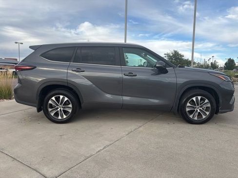 Used 2024 Toyota Highlander XLE image 11