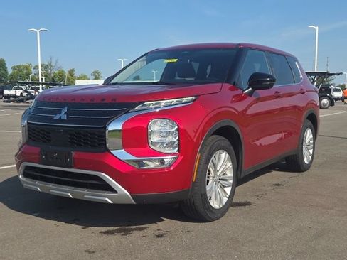 Used 2022 Mitsubishi Outlander SE FWD image 2