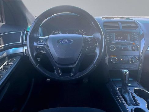 Used 2016 Ford Explorer XLT FWD image 5