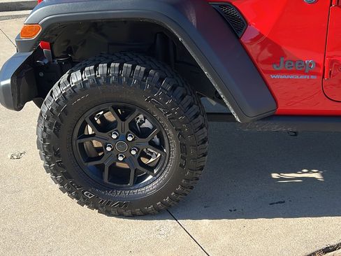 Used 2025 Jeep Wrangler Willys image 12