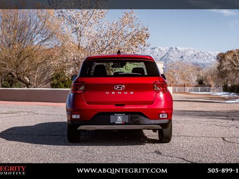 Used 2022 Hyundai Venue SE image 6