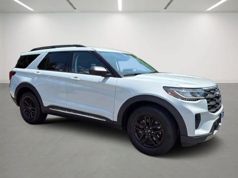 Used 2025 Ford Explorer Active AWD/4WD image 6