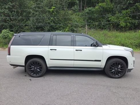 Used 2017 Cadillac Escalade ESV Luxury RWD image 2