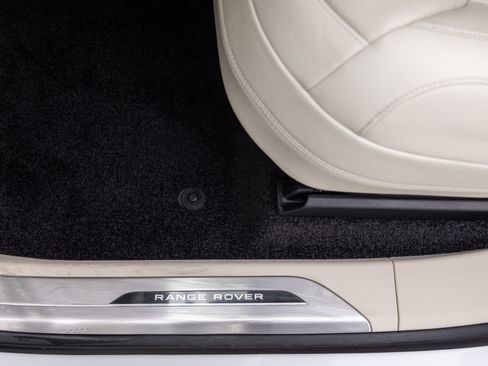 Used 2025 Land Rover Range Rover SE AWD/4WD image 19