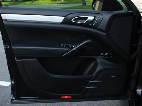 Used 2014 Porsche Cayenne GTS AWD/4WD image 9