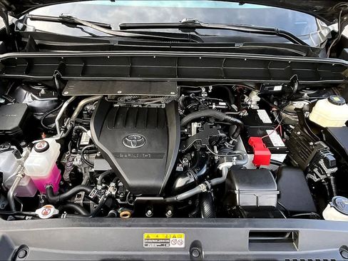 Used 2024 Toyota Highlander LE AWD/4WD image 9