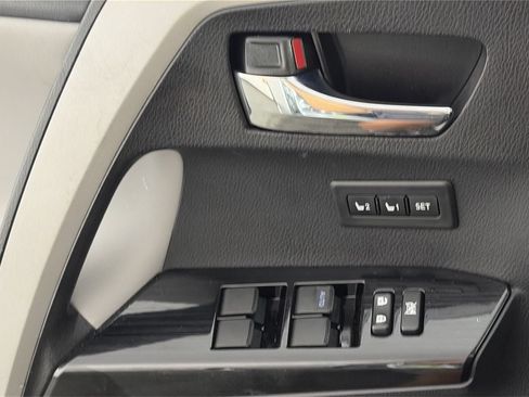 Used 2017 Toyota RAV4 Limited FWD image 19