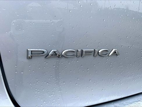 Used 2024 Chrysler Pacifica Touring-L image 24