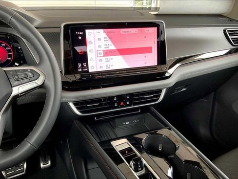 Used 2025 Volkswagen Atlas Peak Edition SE image 6