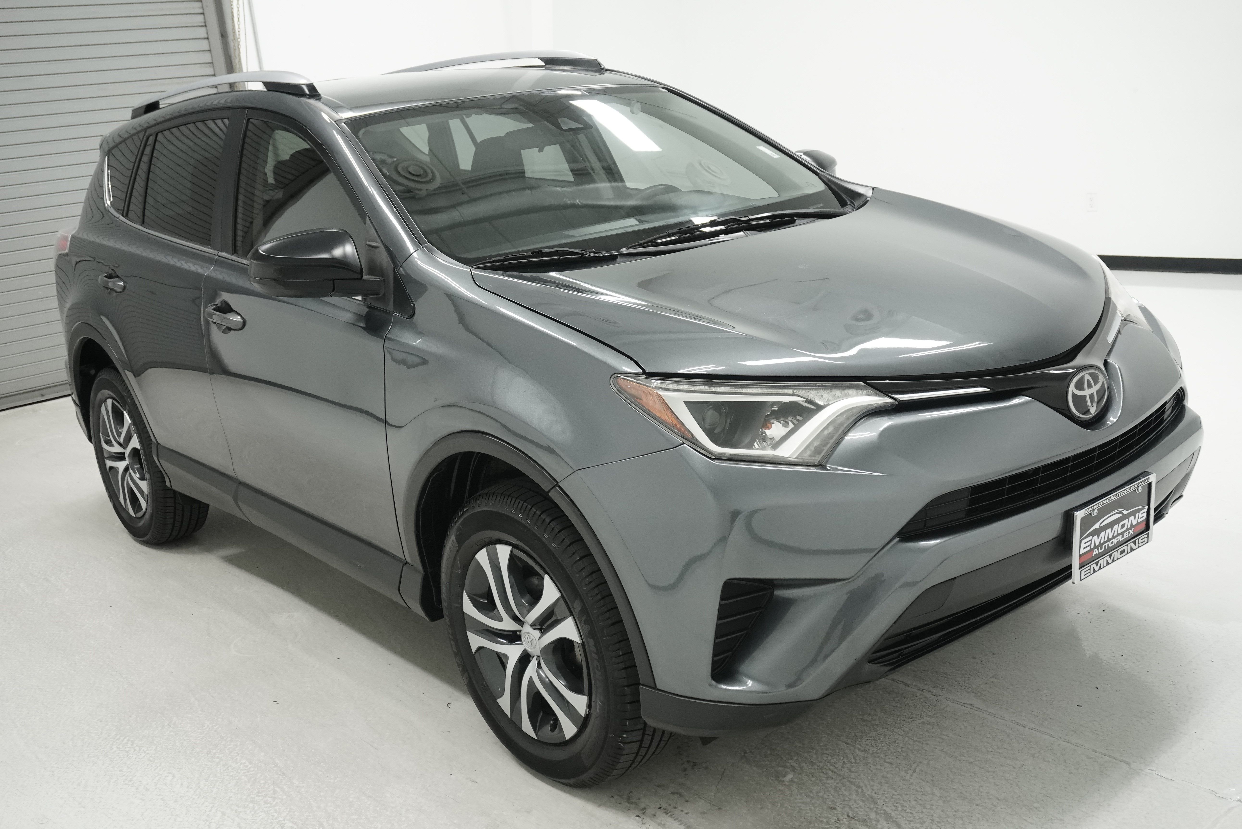 Used 2017 Toyota RAV4 LE FWD image 3
