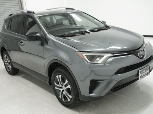 Used 2017 Toyota RAV4 LE FWD image 3