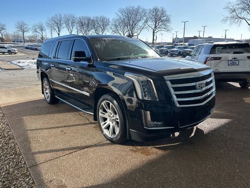 Used 2017 Cadillac Escalade ESV Luxury image 3