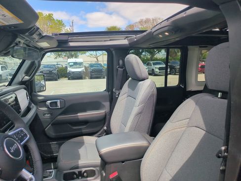 Used 2025 Jeep Wrangler Unlimited Sahara w/ Safety Group AWD/4WD image 22