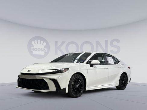 Used 2025 Toyota Camry SE FWD image 1