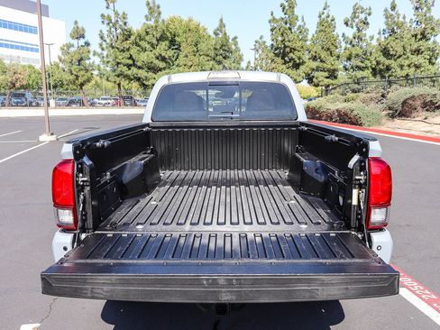 Used 2018 Toyota Tacoma TRD Sport w/ Technology Package RWD image 32