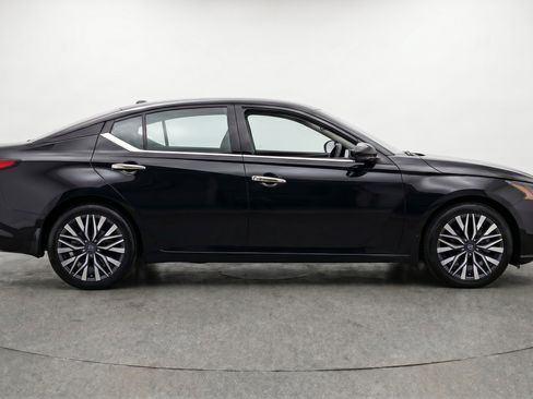 Used 2025 Nissan Altima 2.5 SV image 11