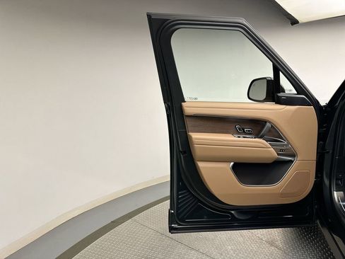 Used 2025 Land Rover Range Rover SE image 6