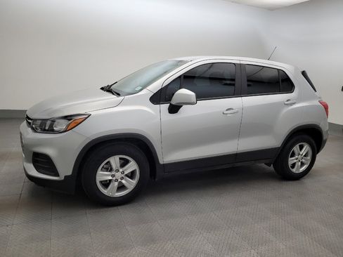 Used 2022 Chevrolet Trax LS w/ Tint and Cruise Package FWD image 2
