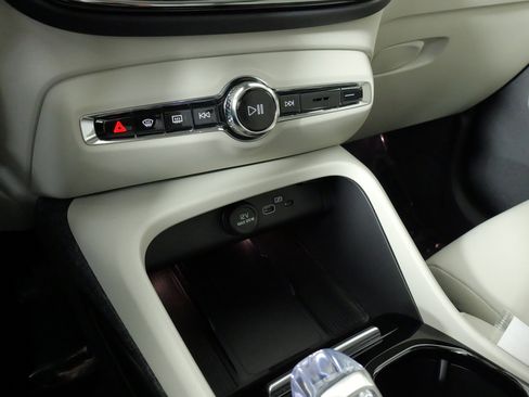 Used 2024 Volvo XC40 B5 Plus w/ Climate Package image 58