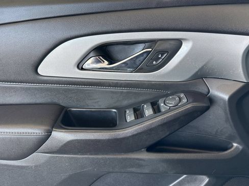 Used 2023 Chevrolet Traverse LT FWD image 17