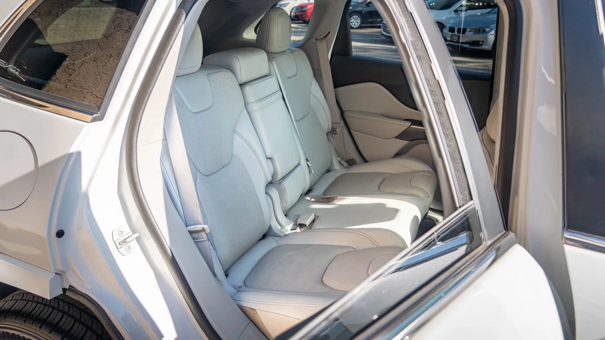 Used 2019 Jeep Cherokee Overland w/ Technology Group AWD/4WD image 16