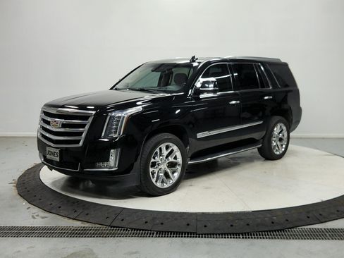 Used 2017 Cadillac Escalade Premium Luxury AWD/4WD image 4