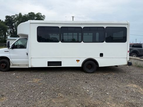 Used 2016 Ford E-450 and Econoline 450 Super Duty w/ Shuttle Bus Prep Package RWD image 2
