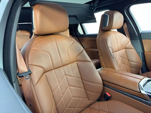 Used 2024 BMW i7 xDrive60 w/ Premium Package image 47