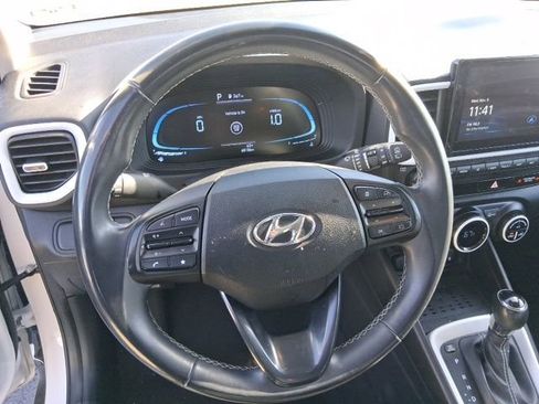 Used 2023 Hyundai Venue Limited image 15