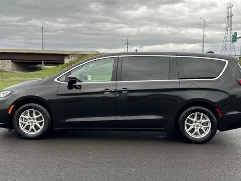 Used 2024 Chrysler Pacifica Touring-L image 6